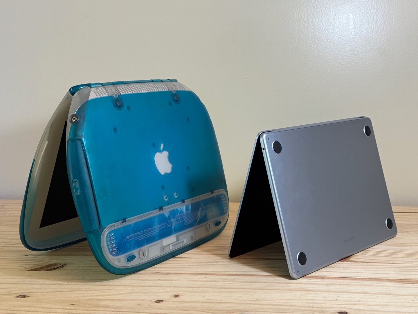 MacBook Air M4 – iBook Comparison Blueberry iBook G3 and sky blue M4 MacBook Air side-by-side