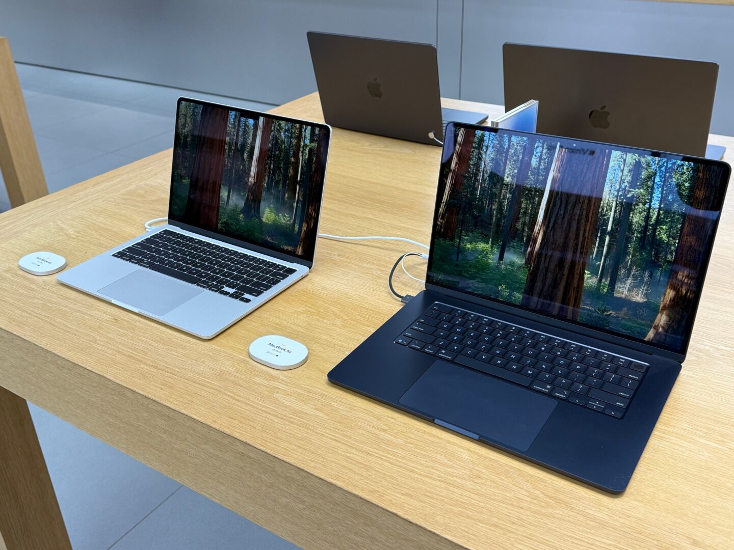MacBook Air M4 – Silver and Midnight 13-inch silver and 15-inch midnight M4 MacBook Airs in an Apple Store