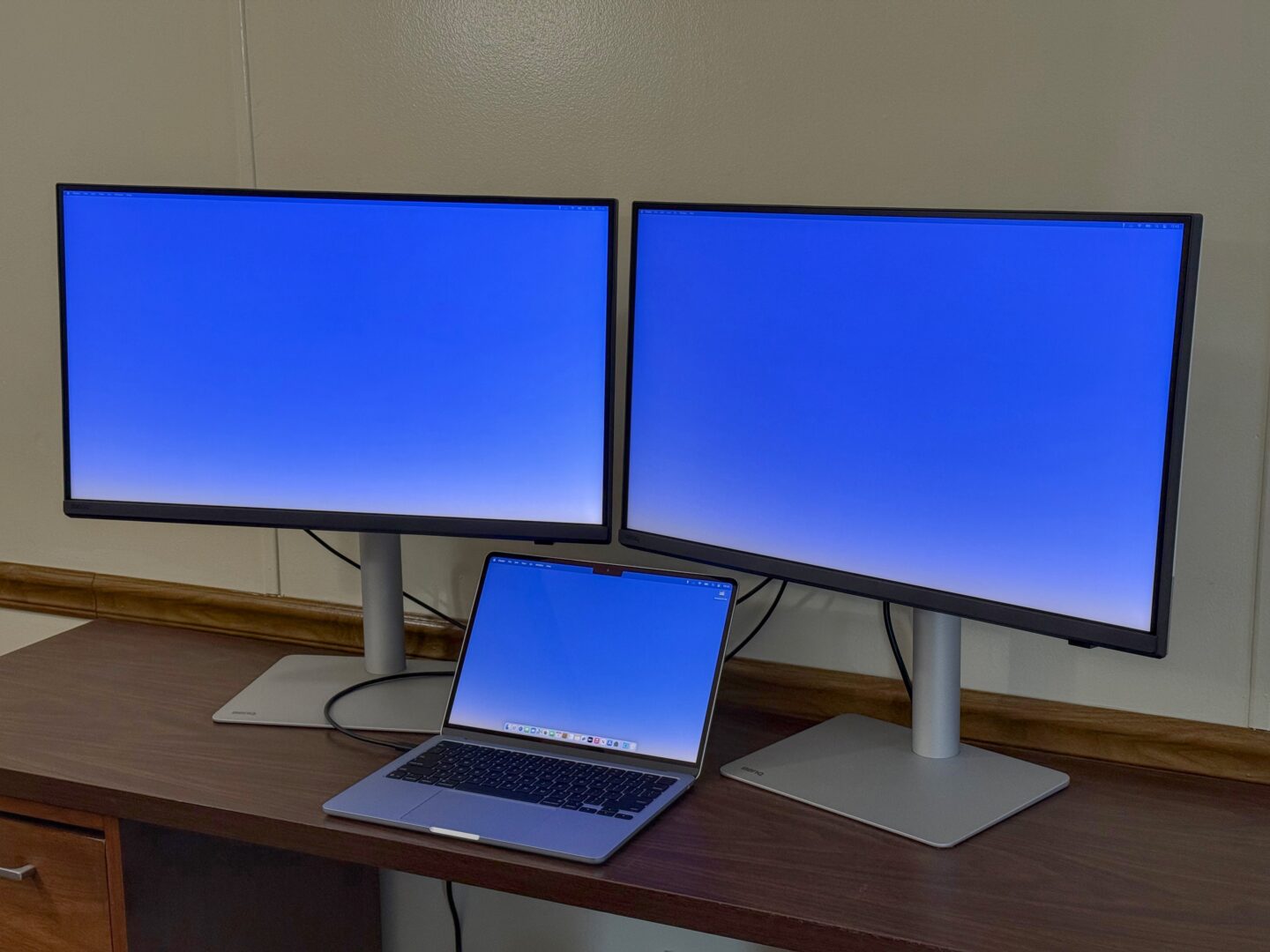 MacBook Air M4 – Three Displays M4 MacBook Air with two 5K BenQ displays