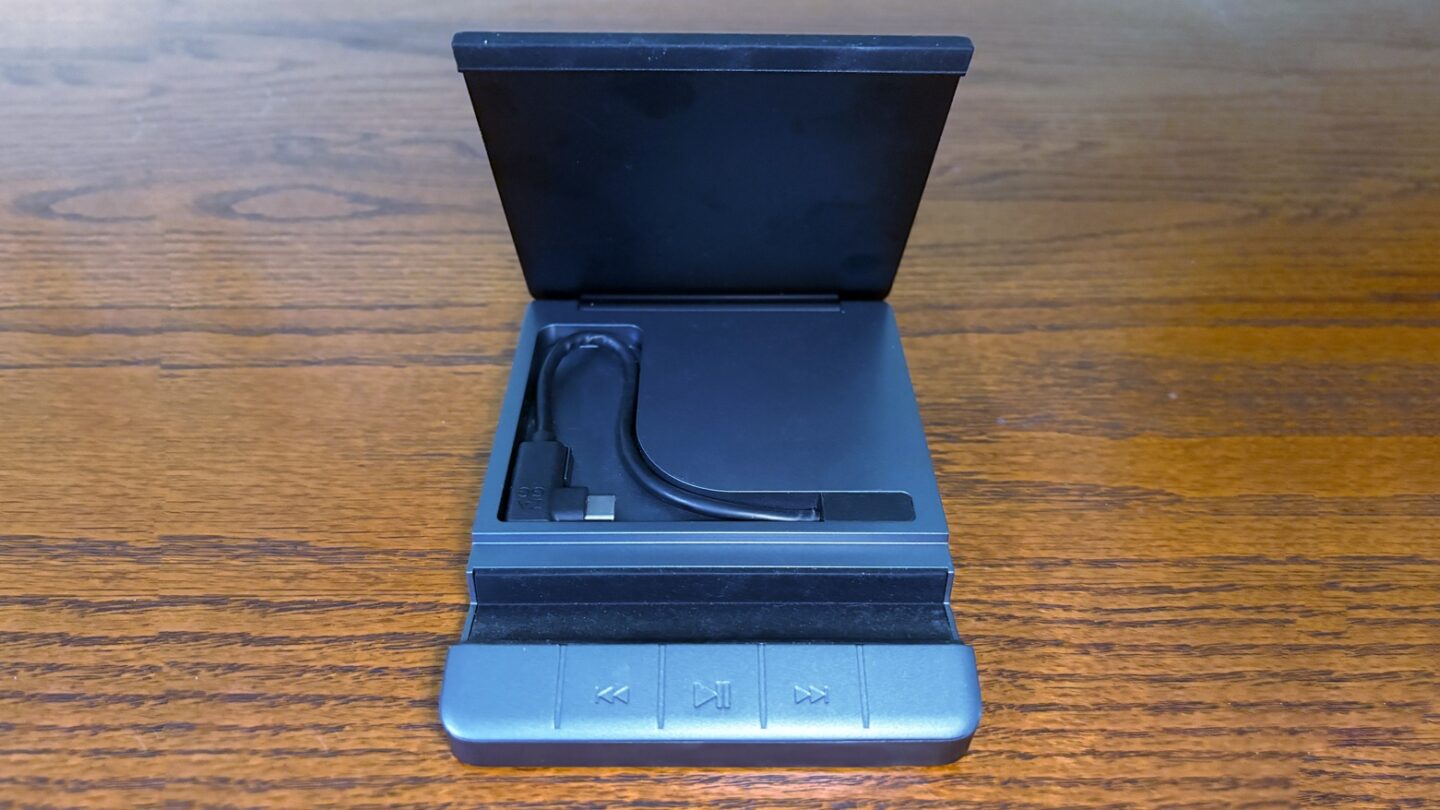 Zagg 6-port Media Hub: buttons and data/power cable